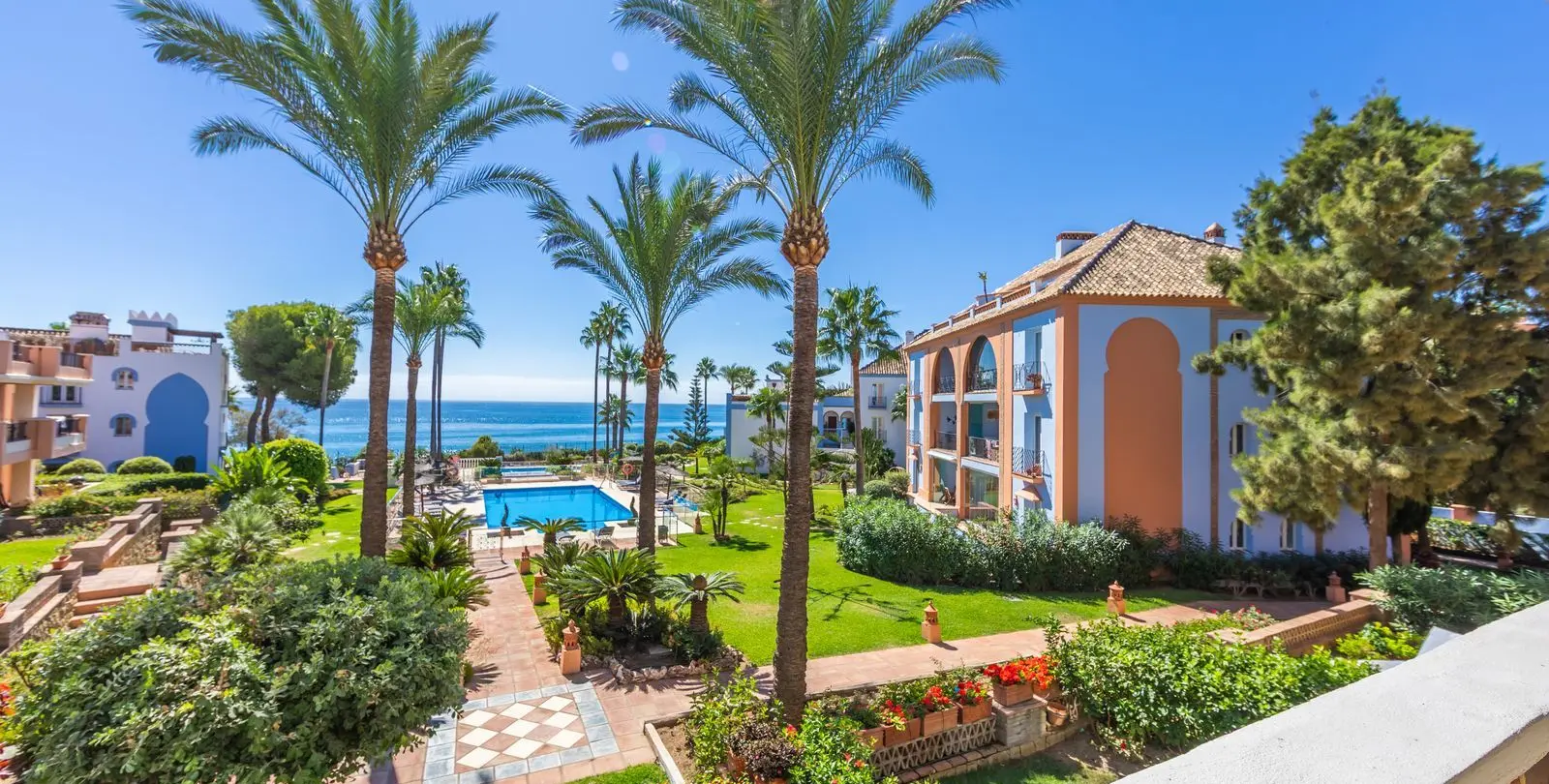 Продажа апартаментов на среднем этаже в Casares Playa 31