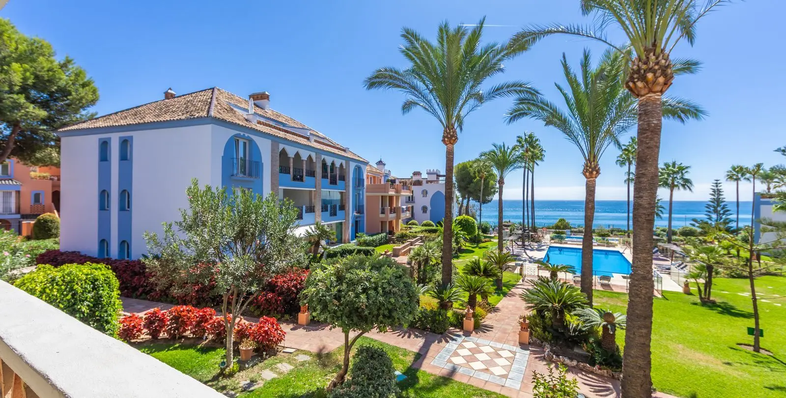 Продажа апартаментов на среднем этаже в Casares Playa 42