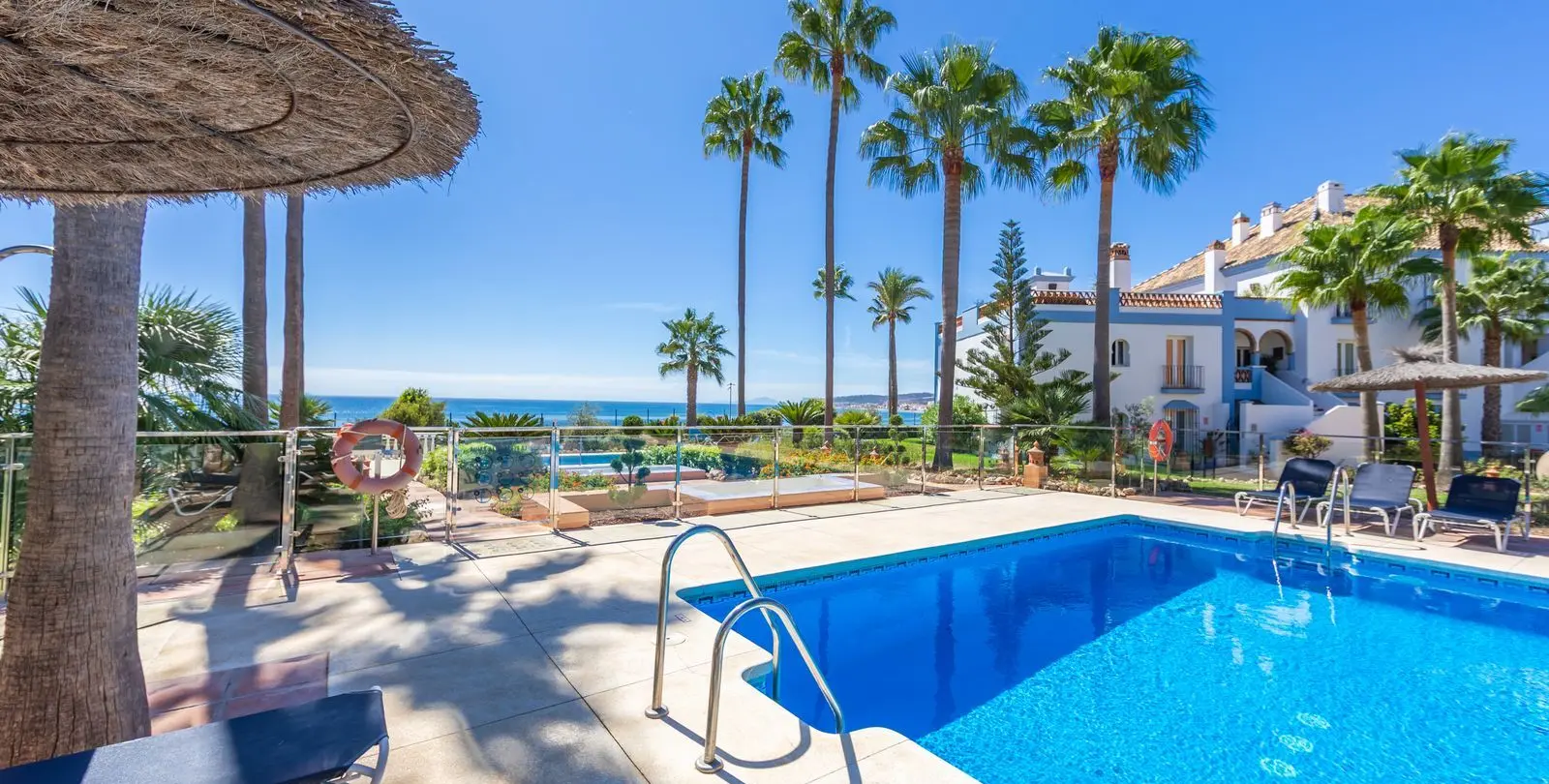 Продажа апартаментов на среднем этаже в Casares Playa 44