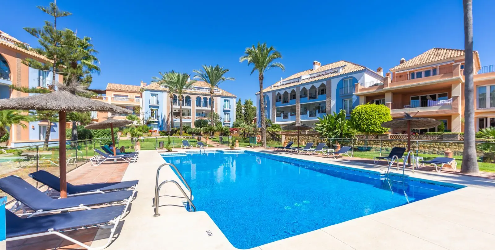 Продажа апартаментов на среднем этаже в Casares Playa 45