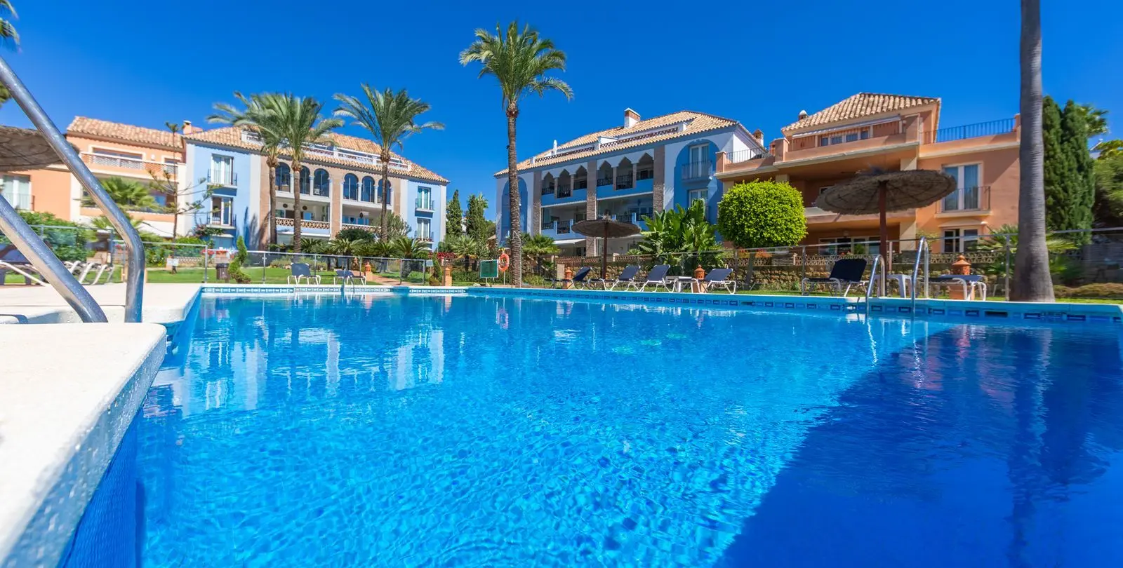Продажа апартаментов на среднем этаже в Casares Playa 46