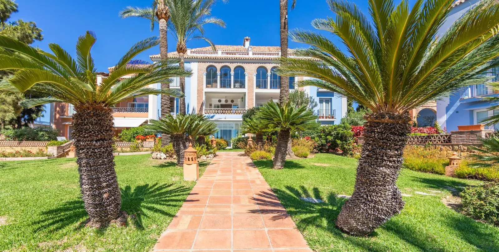 Продажа апартаментов на среднем этаже в Casares Playa 47