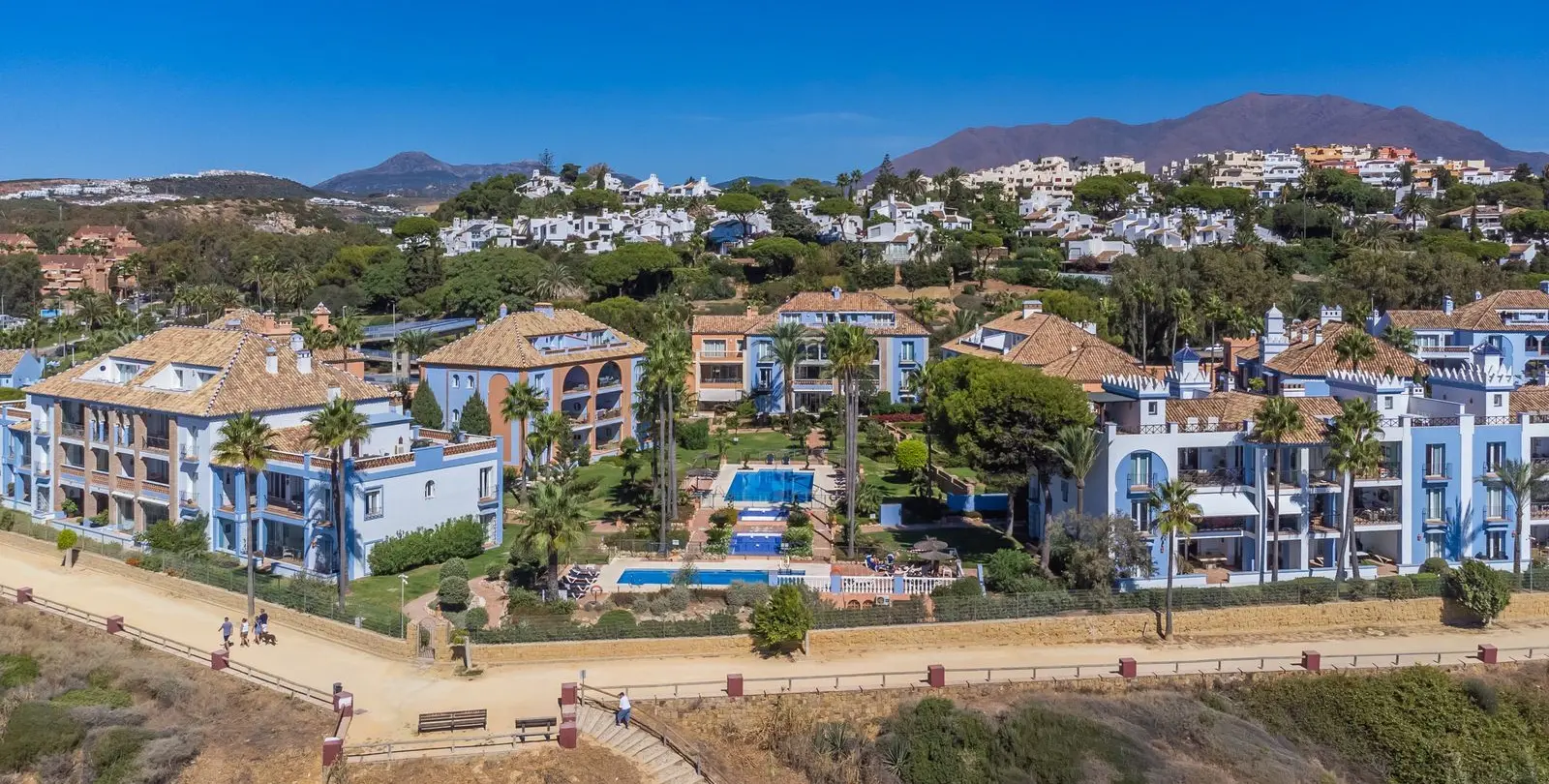Продажа апартаментов на среднем этаже в Casares Playa 48