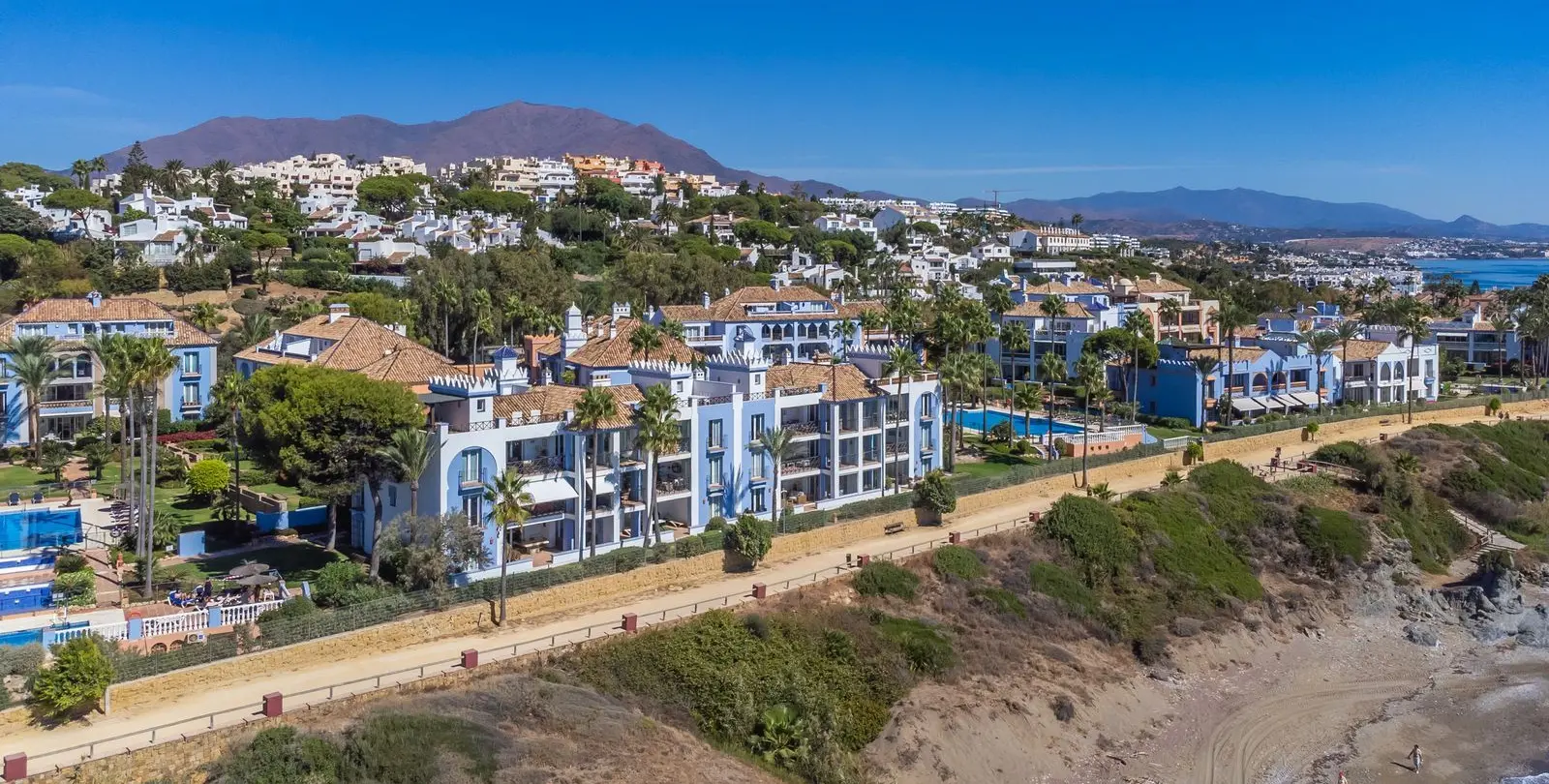Продажа апартаментов на среднем этаже в Casares Playa 49