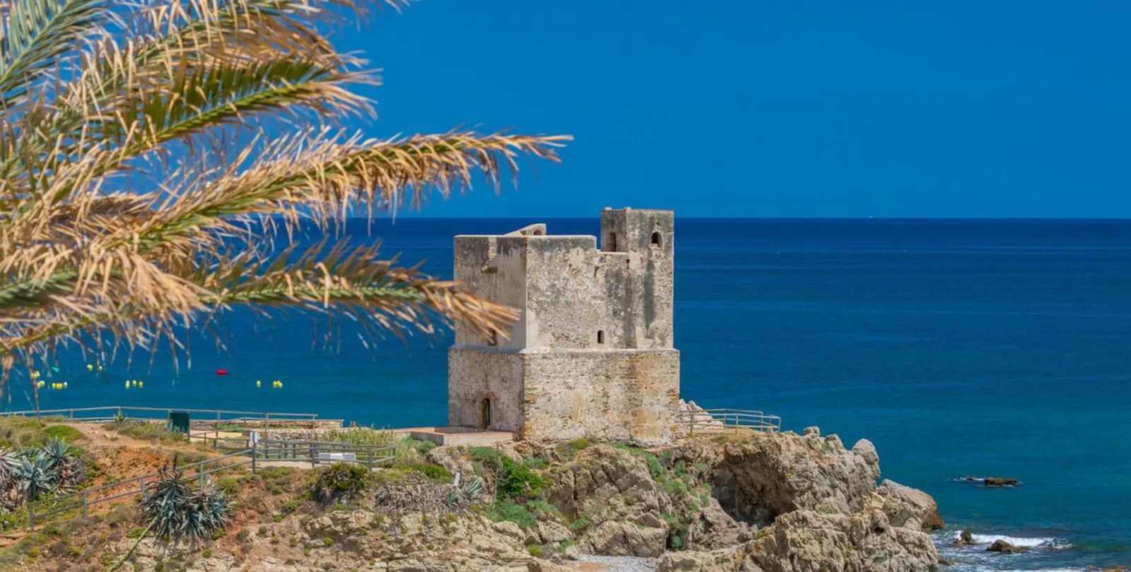 Продажа апартаментов на среднем этаже в Casares Playa 50