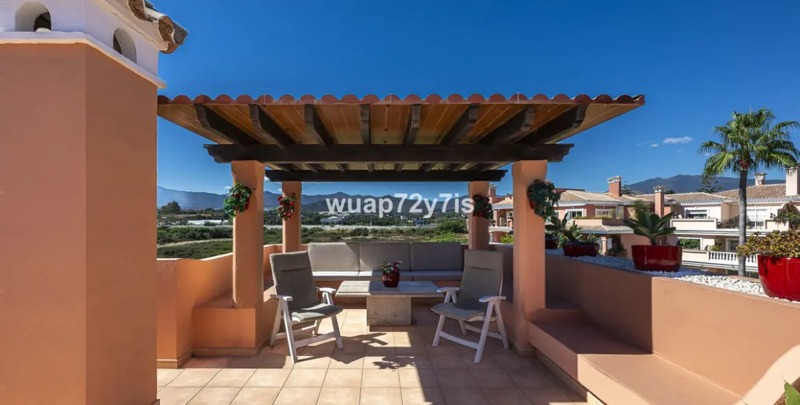 Sale of penthouse in Estepona 2