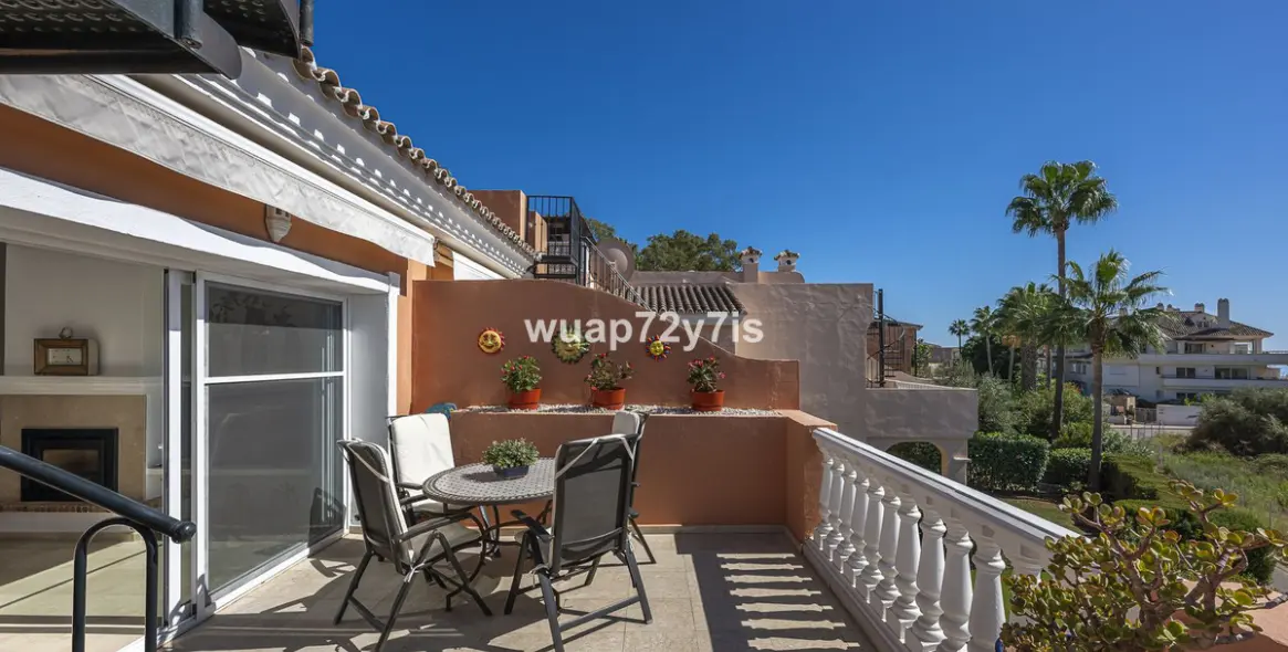 Sale of penthouse in Estepona 3