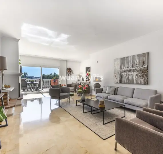 Sale of penthouse in Estepona
