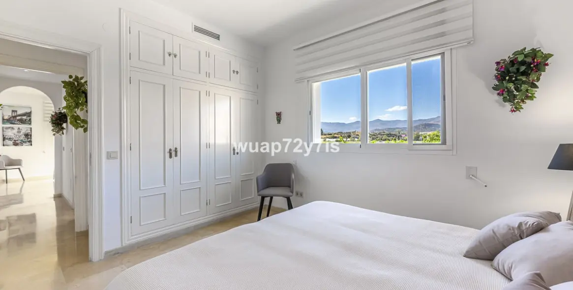 Sale of penthouse in Estepona 15