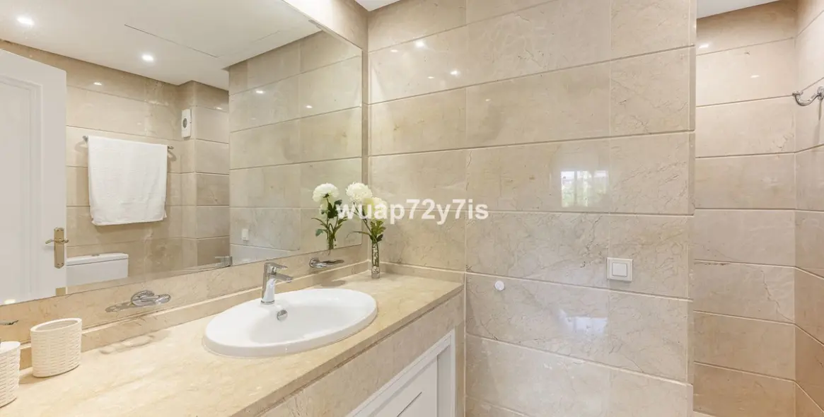 Sale of penthouse in Estepona 16