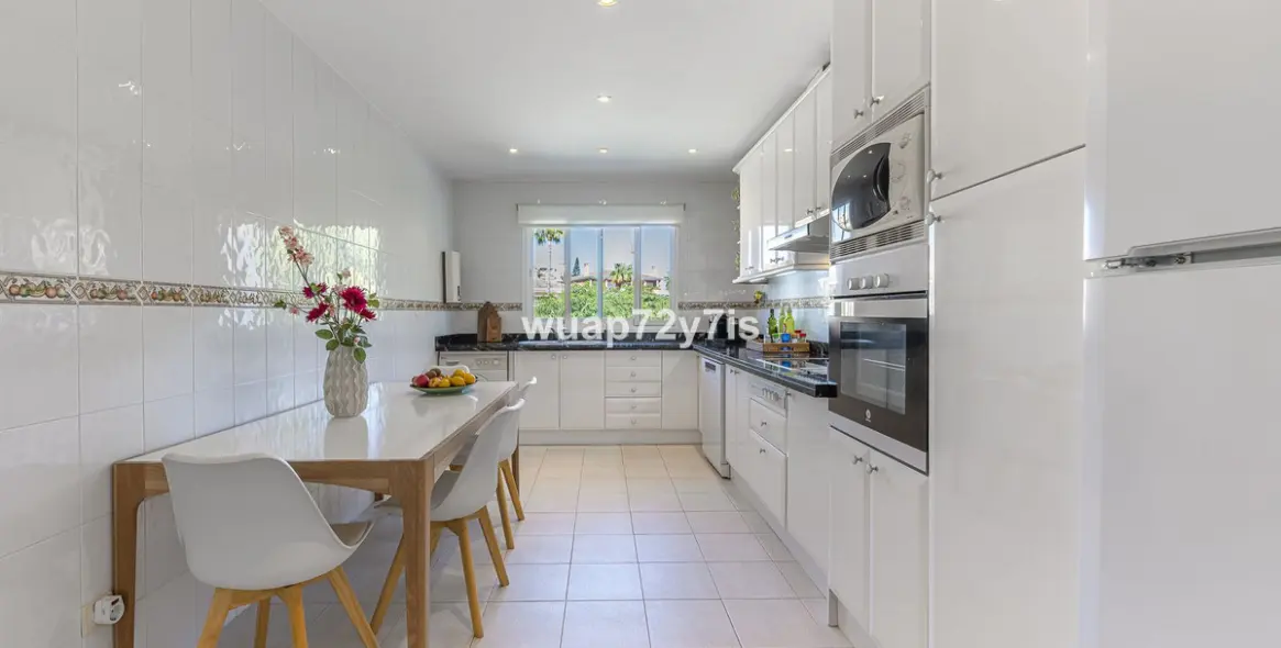 Sale of penthouse in Estepona 17