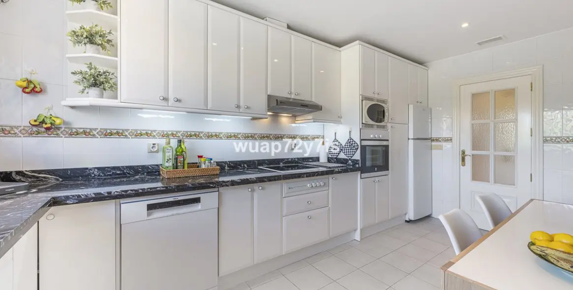 Sale of penthouse in Estepona 18