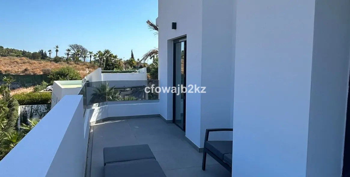 Sale of penthouse in Estepona 11