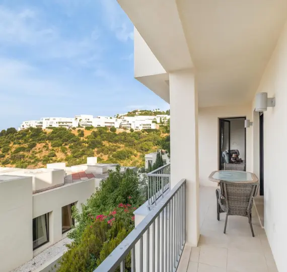 Long-term rent of middle floor apartment in Altos de los Monteros