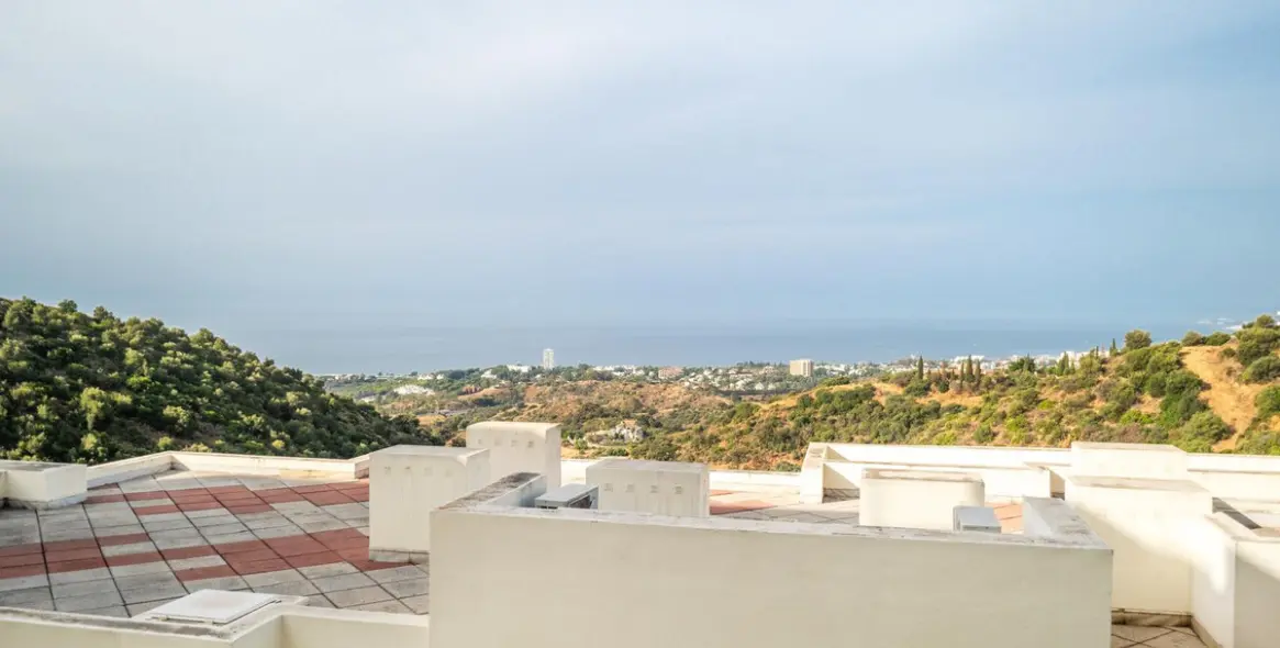 Long-term rent of middle floor apartment in Altos de los Monteros 8