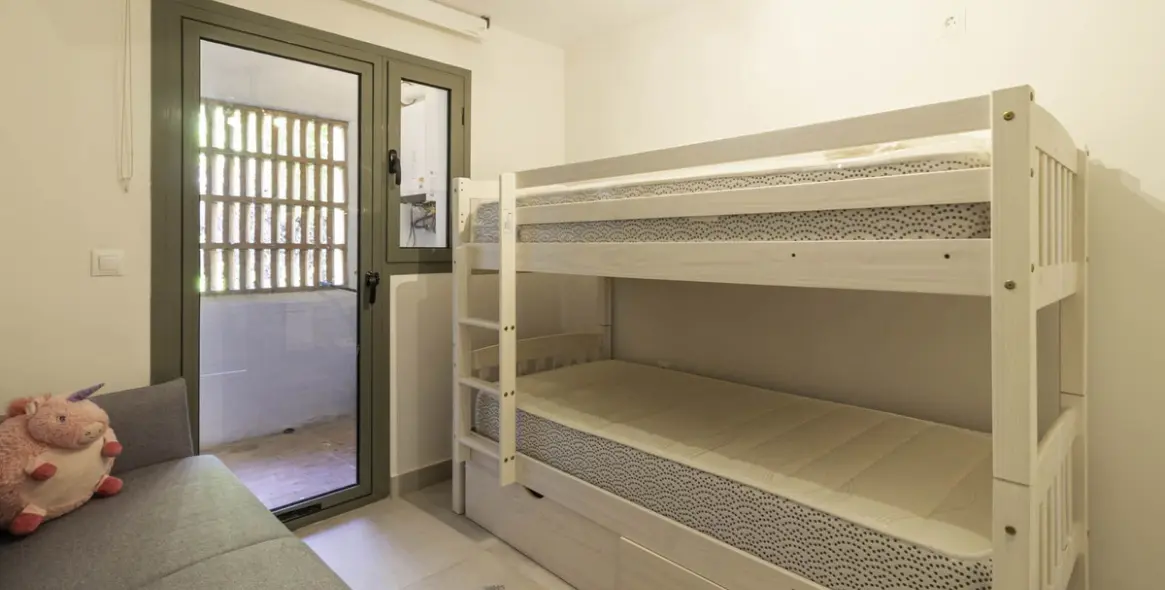 Sale of middle floor apartment in Los Flamingos 13