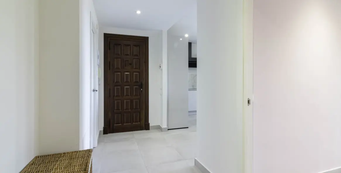 Sale of middle floor apartment in Los Flamingos 11