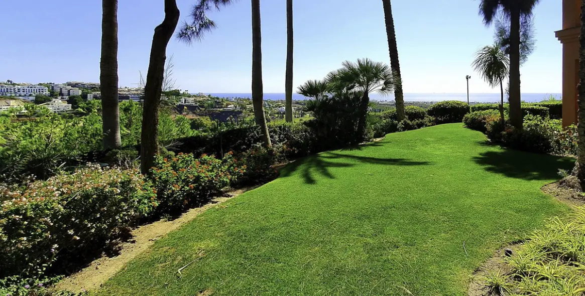 Sale of middle floor apartment in Los Flamingos 22