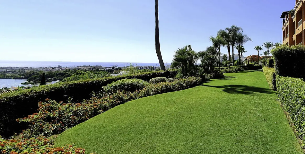 Sale of middle floor apartment in Los Flamingos 23