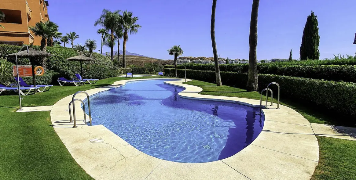 Sale of middle floor apartment in Los Flamingos 25