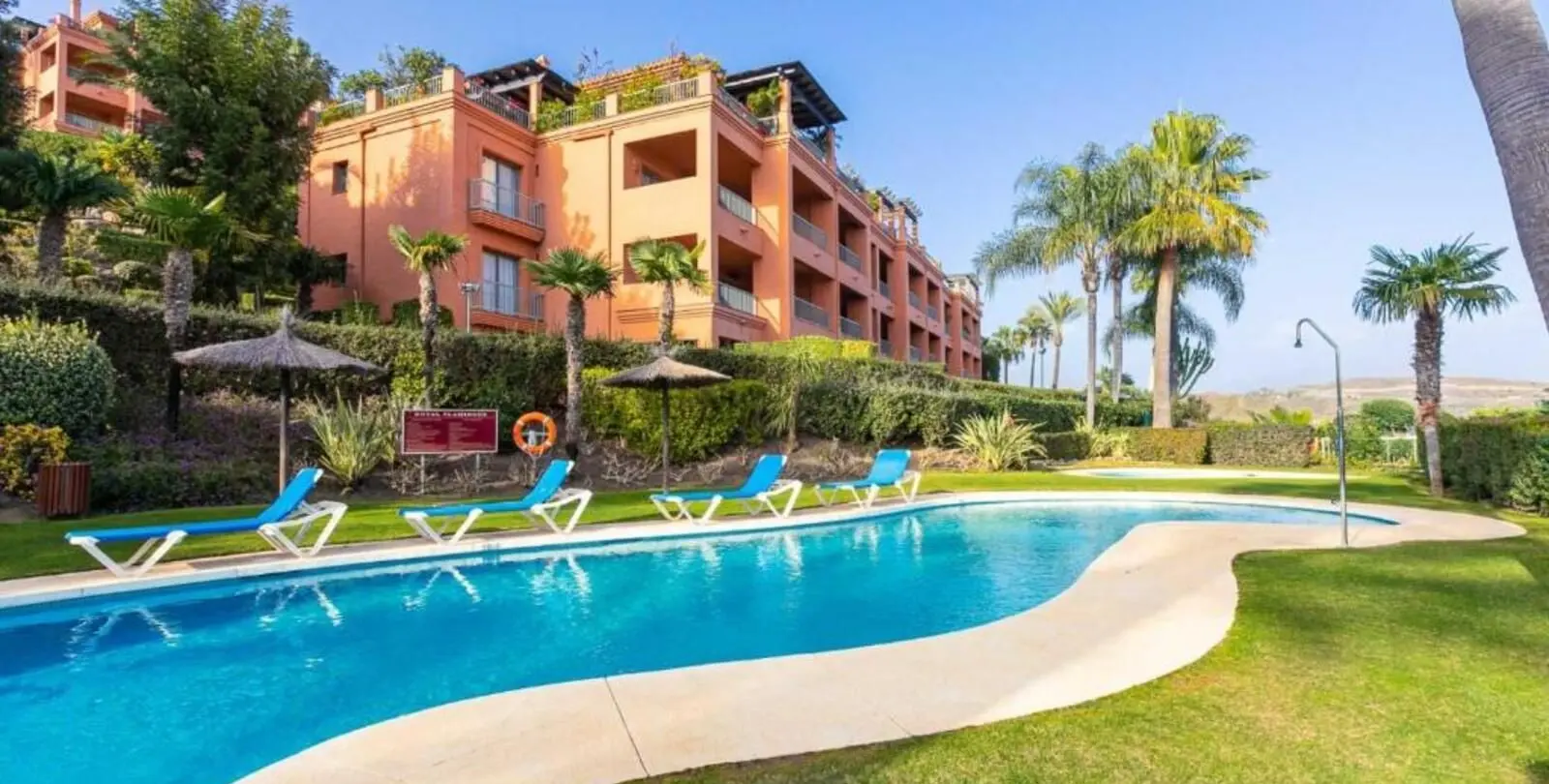 Venta de apartamento en planta media en Los Flamingos 1