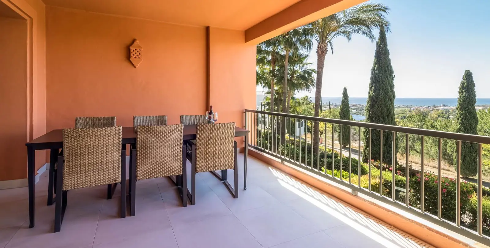 Venta de apartamento en planta media en Los Flamingos 3