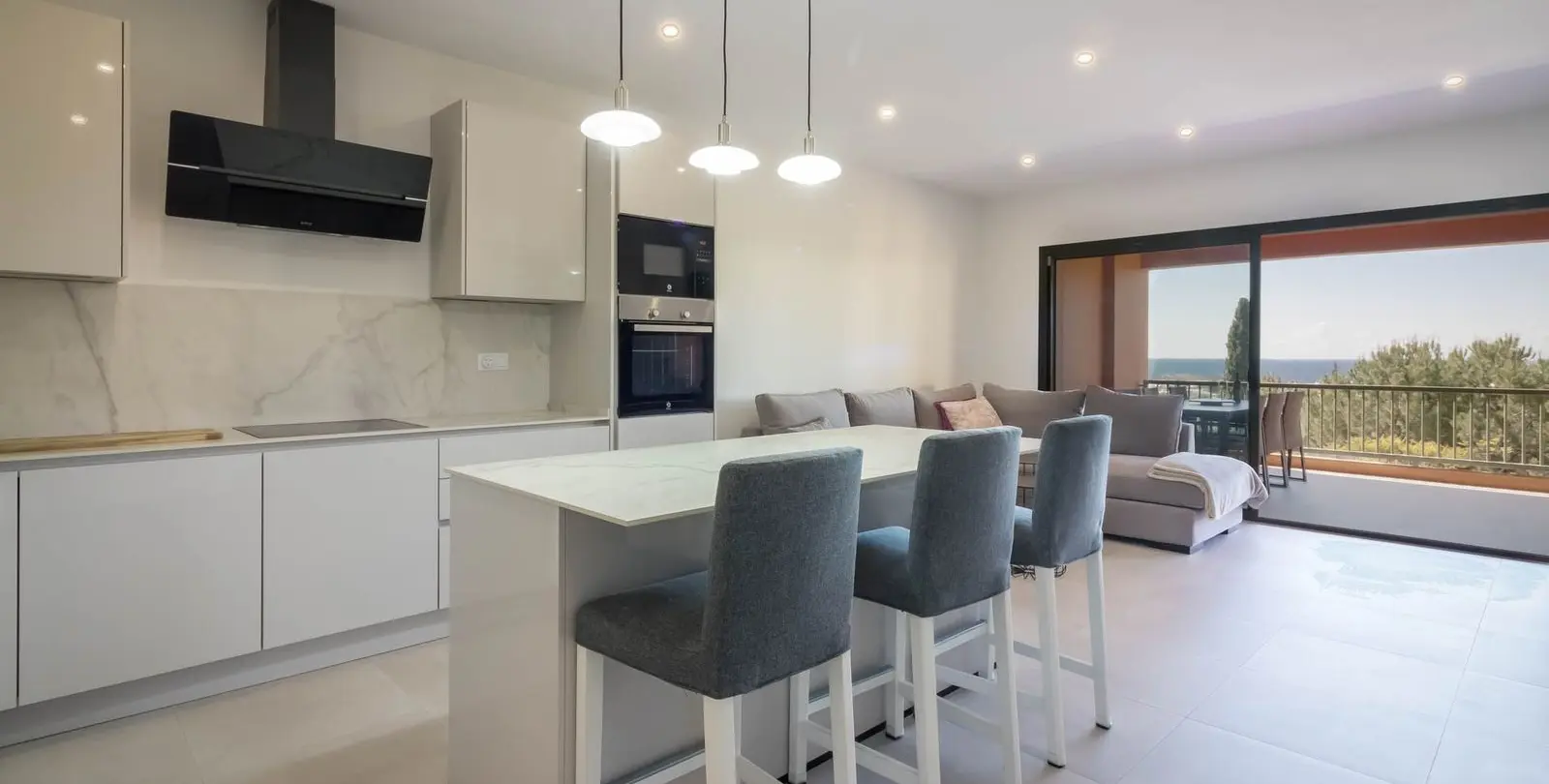 Venta de apartamento en planta media en Los Flamingos 4