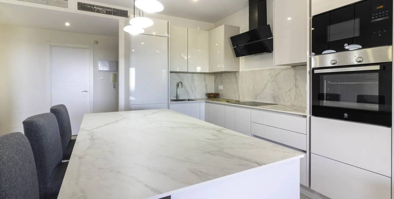 Venta de apartamento en planta media en Los Flamingos 11