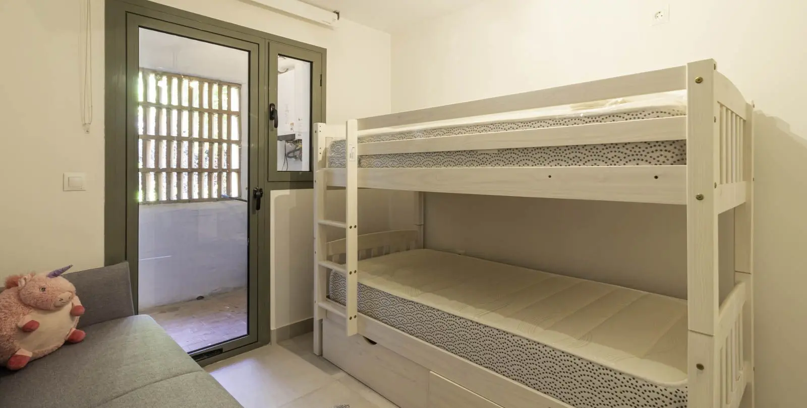 Venta de apartamento en planta media en Los Flamingos 16