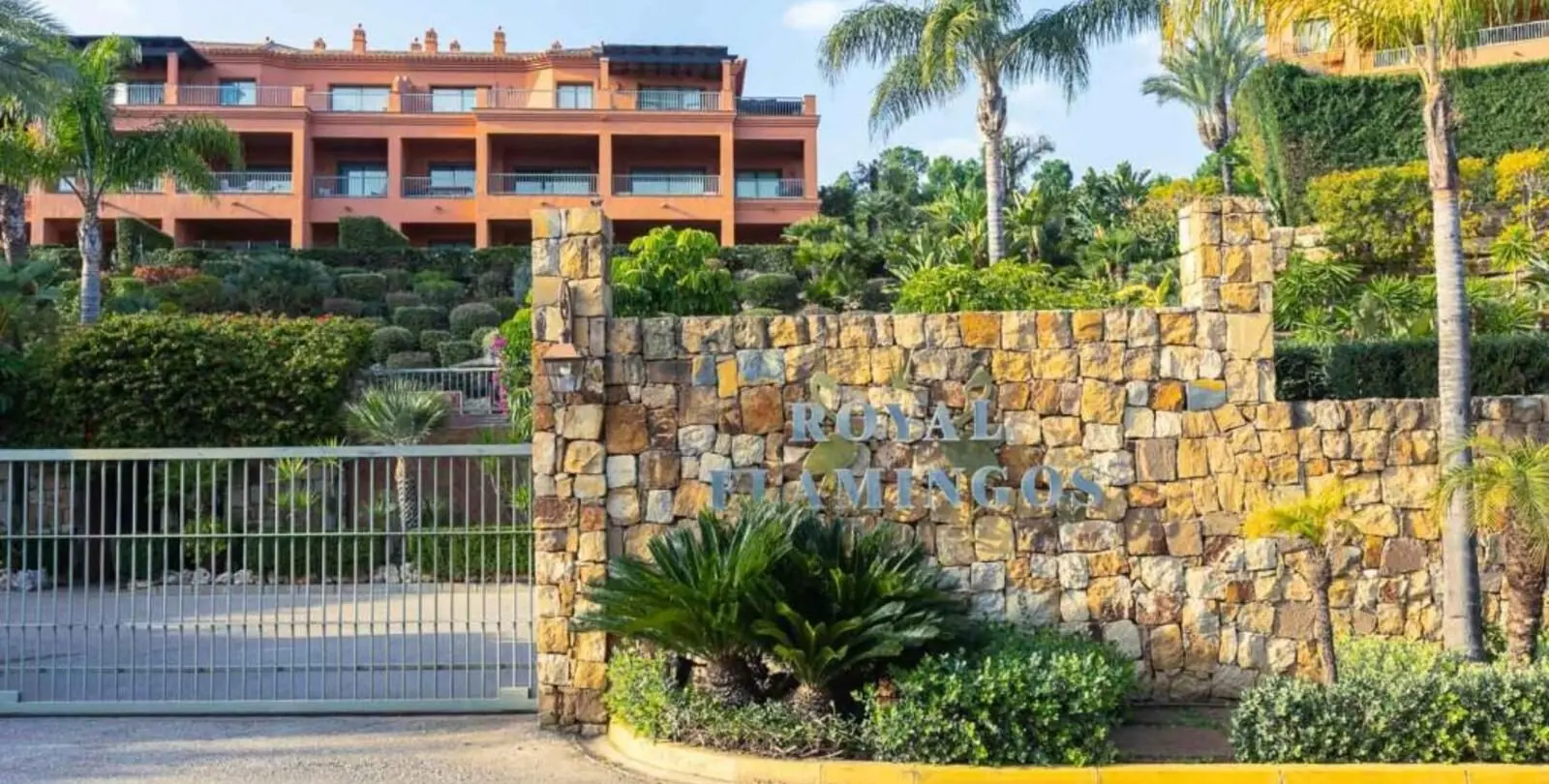Venta de apartamento en planta media en Los Flamingos 23