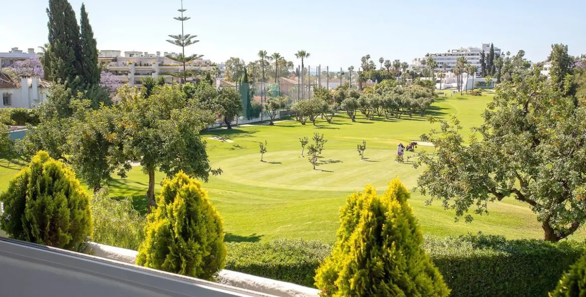 Sale of middle floor apartment in Guadalmina Alta 11
