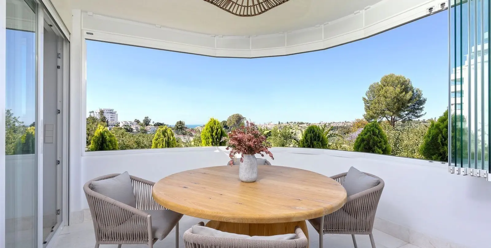 Venta de apartamento en planta media en Guadalmina Alta 5