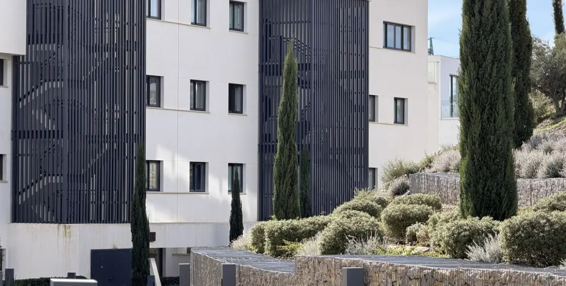 Sale of middle floor apartment in Higueron 21