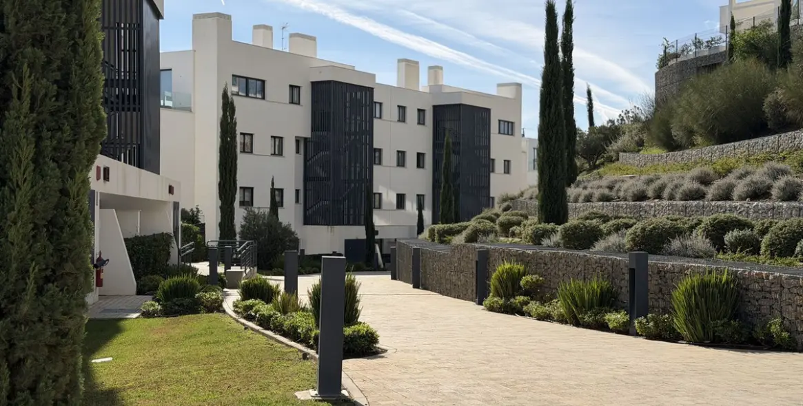 Sale of middle floor apartment in Higueron 22