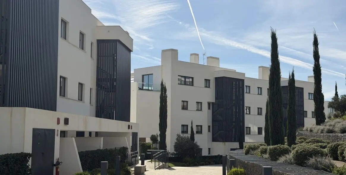 Sale of middle floor apartment in Higueron 23