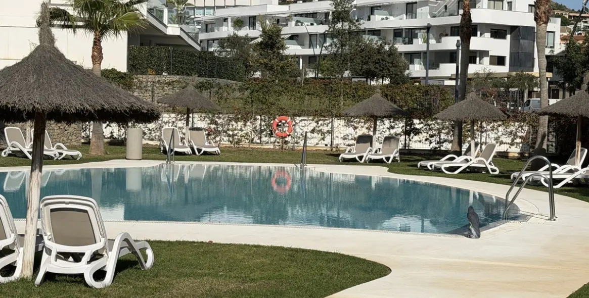 Sale of middle floor apartment in Higueron 25