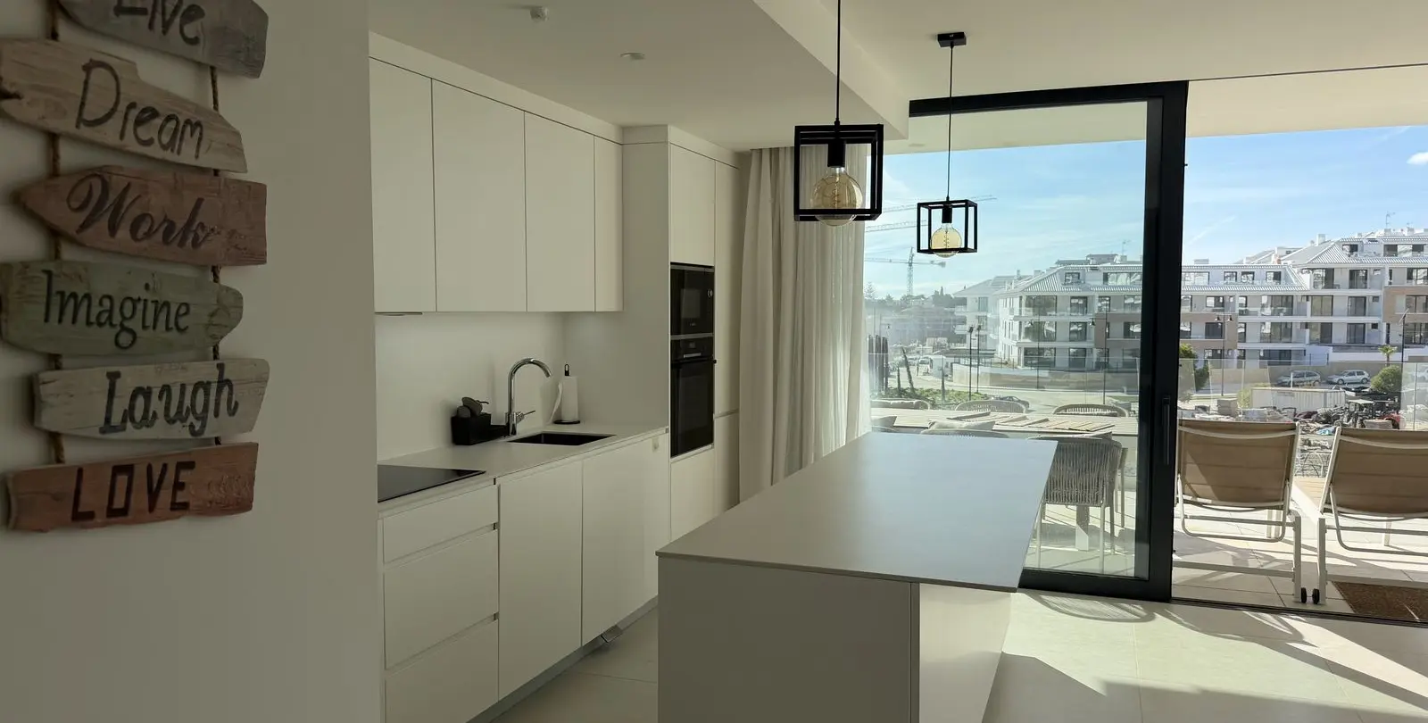 Sale of middle floor apartment in Higueron 1