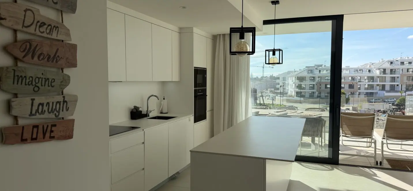 Sale of middle floor apartment in Higueron 0