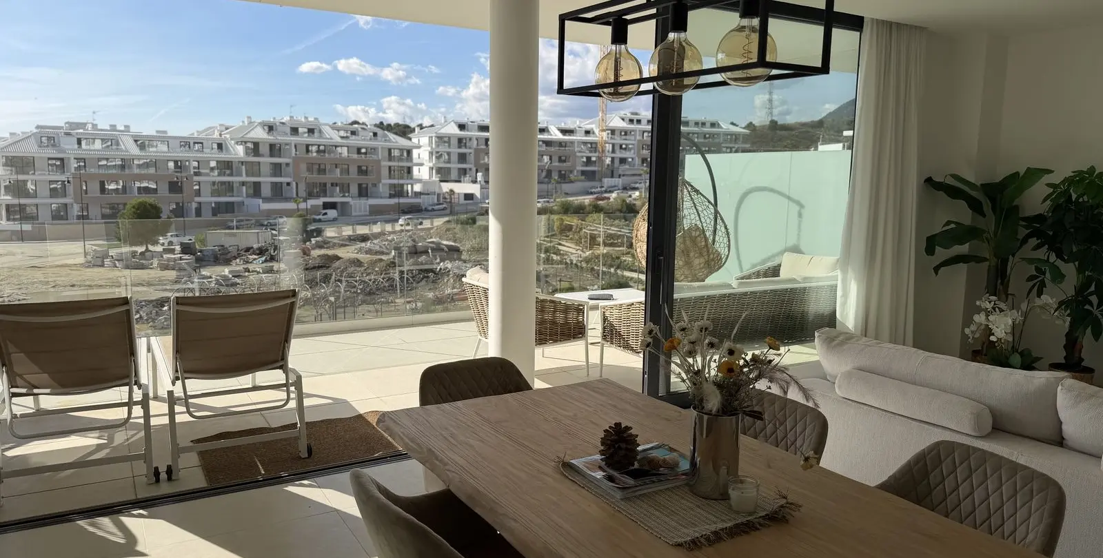 Sale of middle floor apartment in Higueron 5