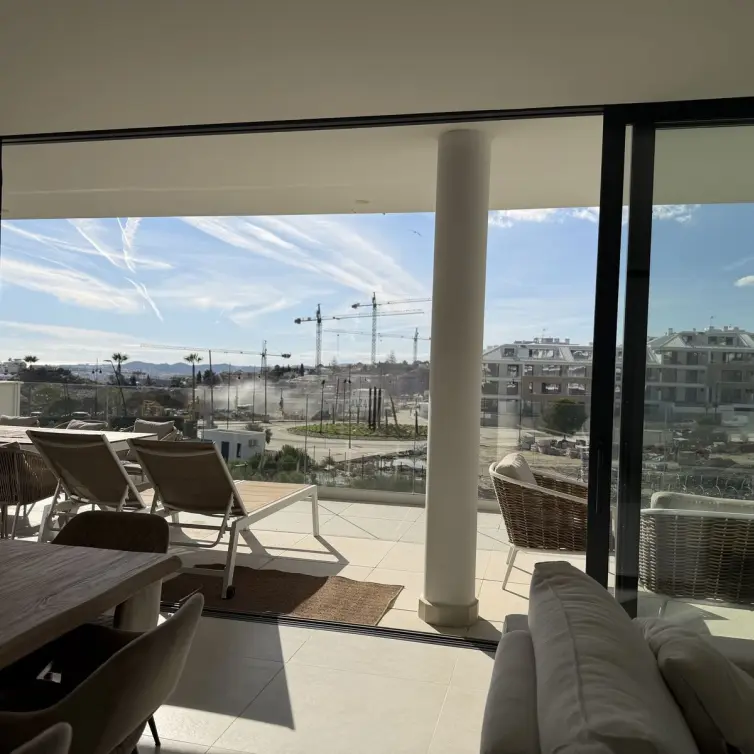 Sale of middle floor apartment in Higueron