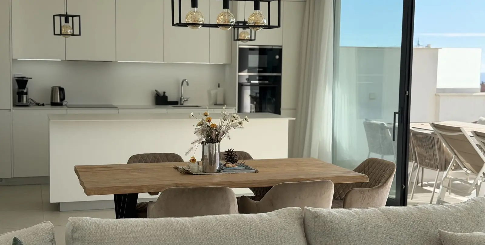 Sale of middle floor apartment in Higueron 8