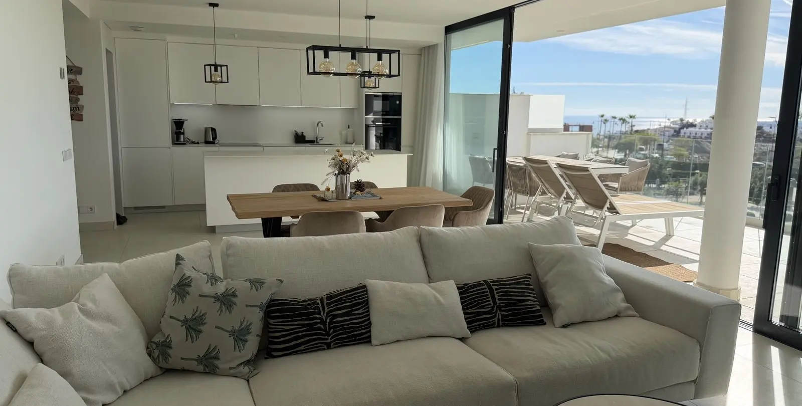 Sale of middle floor apartment in Higueron 9