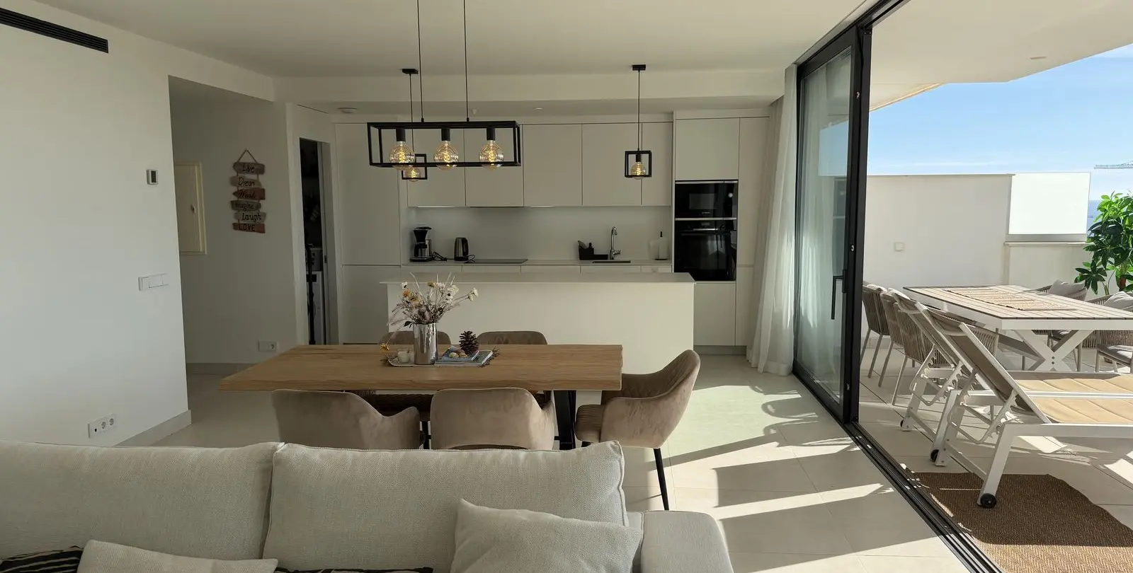 Sale of middle floor apartment in Higueron 11