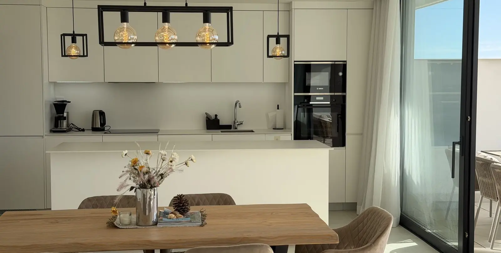 Sale of middle floor apartment in Higueron 12