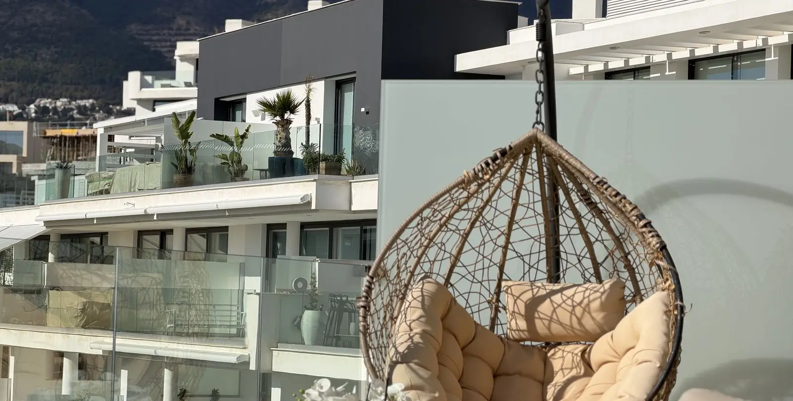 Sale of middle floor apartment in Higueron 13