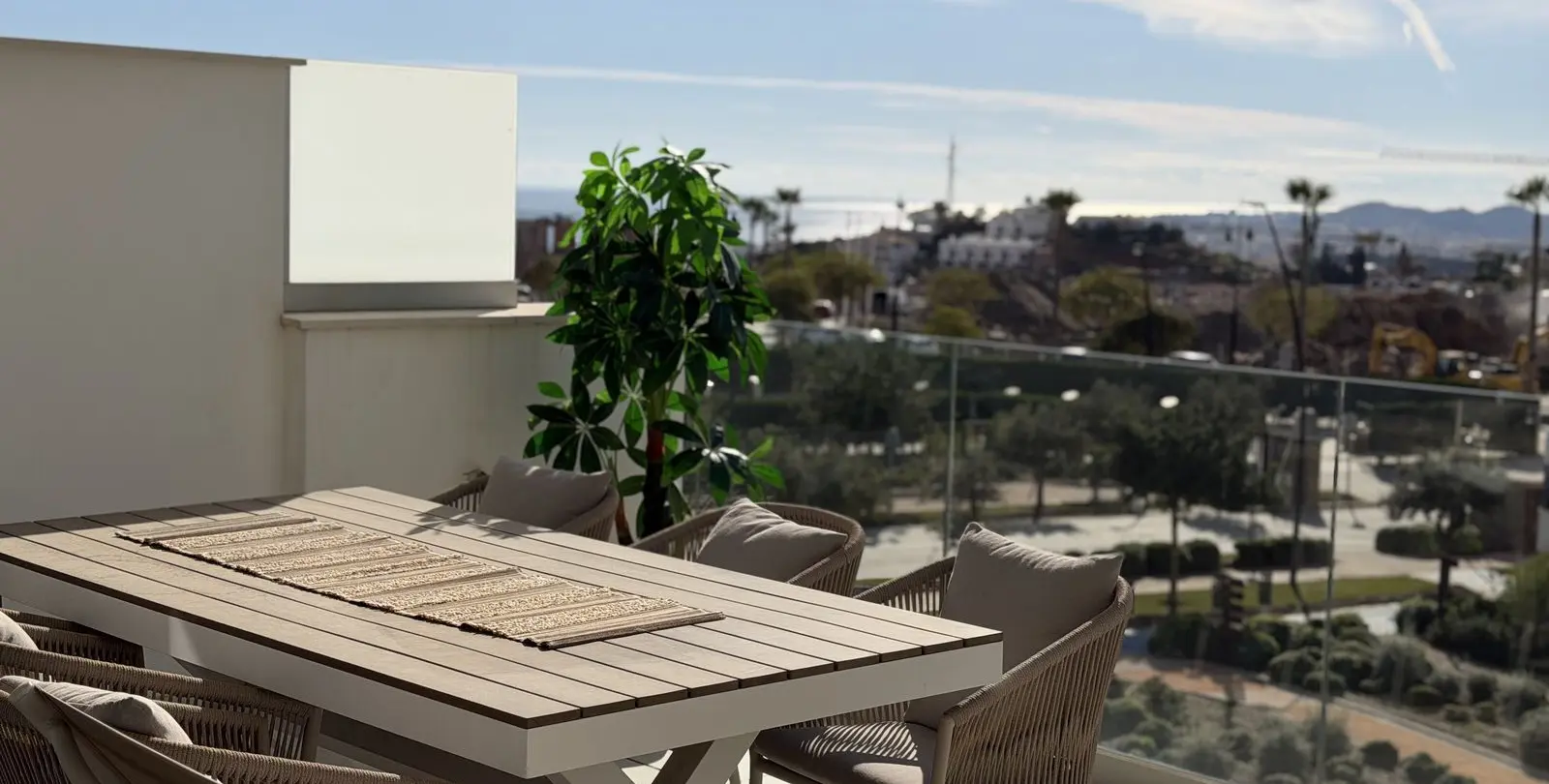 Sale of middle floor apartment in Higueron 14