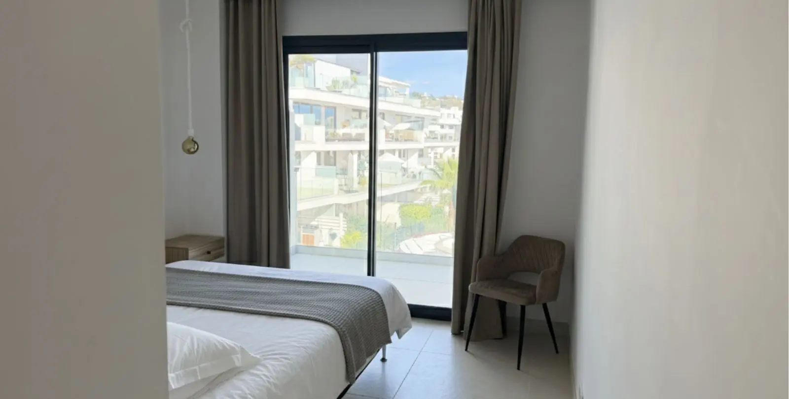 Sale of middle floor apartment in Higueron 17