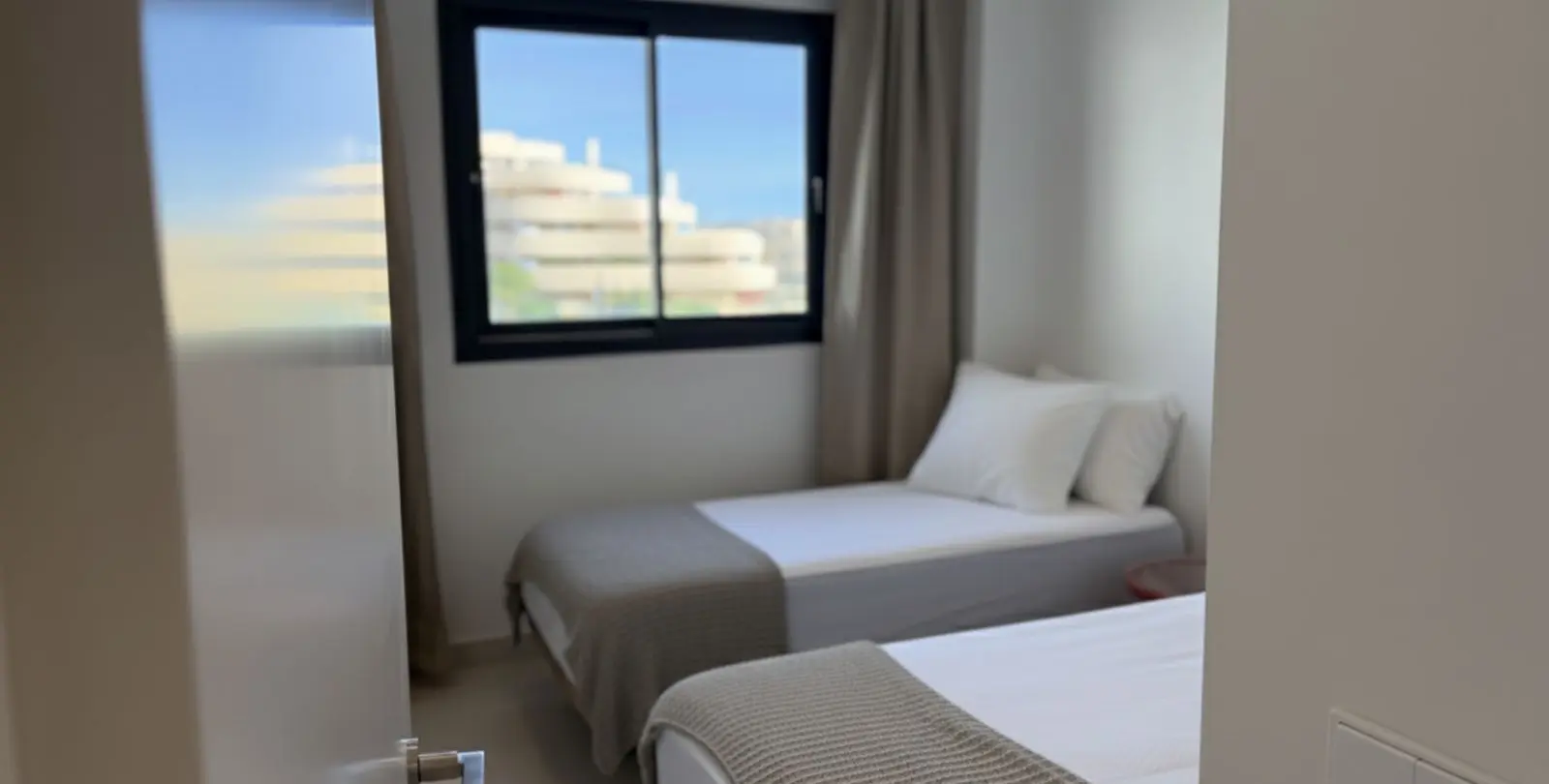 Sale of middle floor apartment in Higueron 18