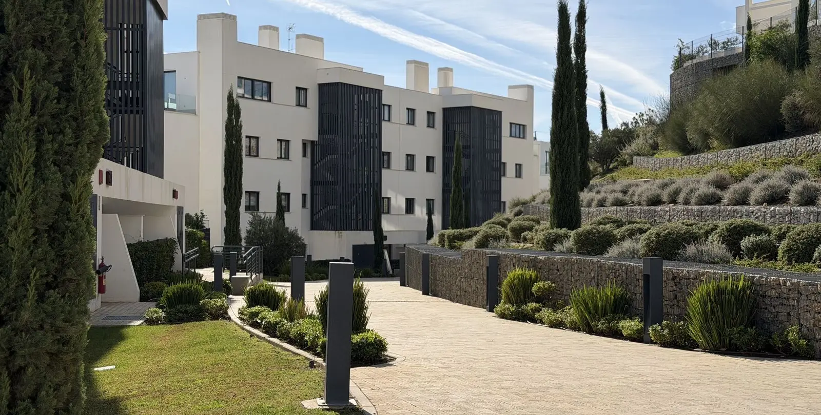 Sale of middle floor apartment in Higueron 22