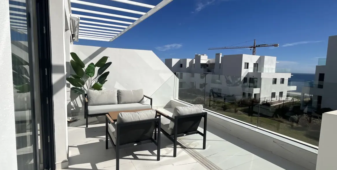 Sale of middle floor apartment in Casares 1